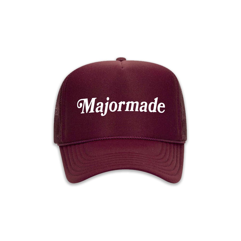 Maroon trucker hat with 'Majormade' text on a white background