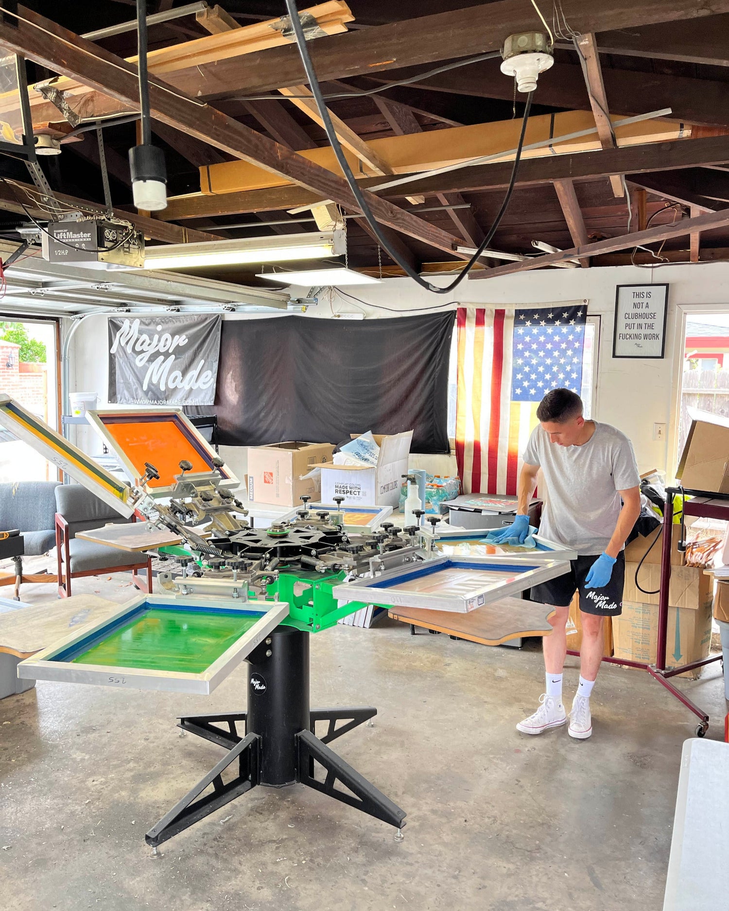 CLEAN SCREENPRINTING SHOP FOR T-SHIRT GARMENTS